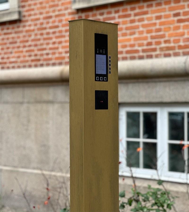 Bulowsvej-MIxCompact-soejle Digital dørstation indbygget i søjle hos Bülows Palæ