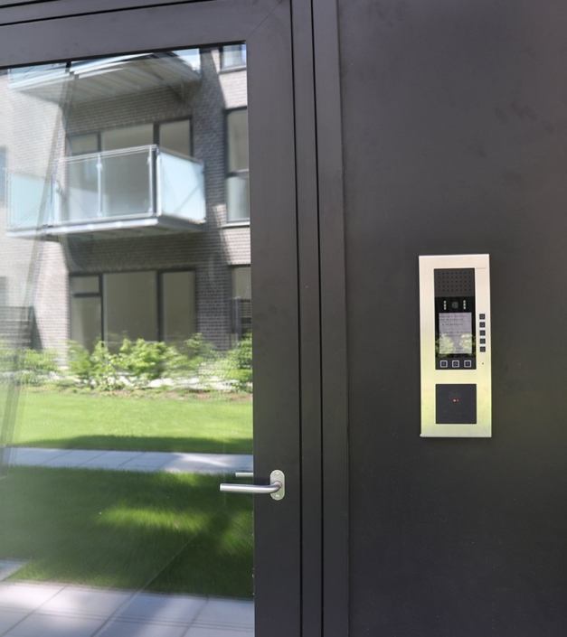 Cortex-park_udvalgt MIxCompact dørstation ved hoveddør til Cortex Park