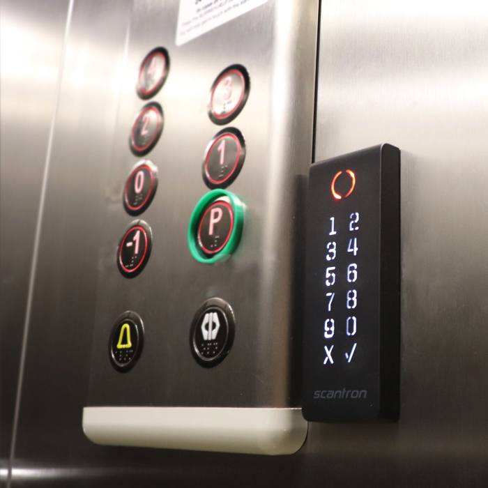 Scantron Nexus adgangskontrol læser i elevator til elevatorstyring