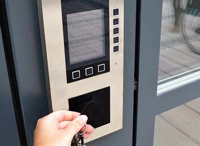Brik scannes på den digitale dørstations indbyggede adgangskontrollæser