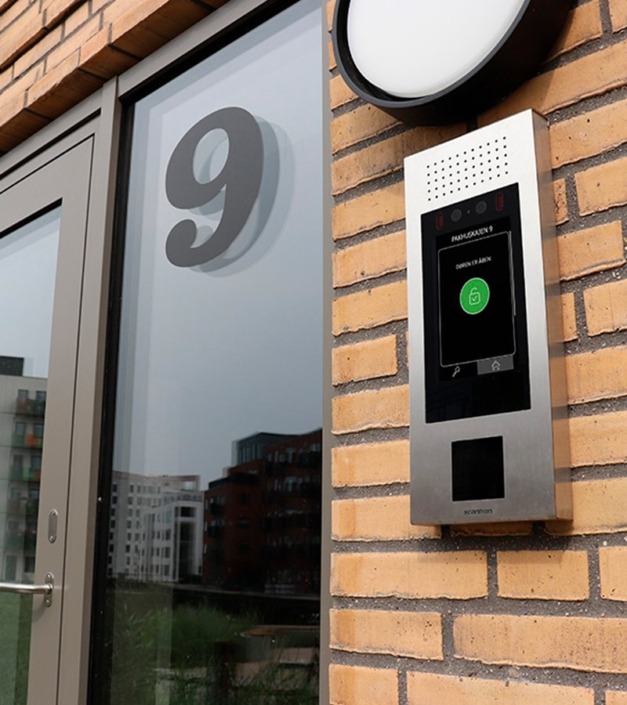 Pakhuskajen-Udvalgt SAGA IP dørtelefon ved Pakhuskajen med indbygget ADK-læser