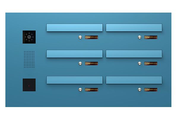 Serie-610-fra-skitse-til-færdigt-produkt Komplet dørstation til indgangspartiet med kamera, digitale navne-displays og integreret ADK-læser.