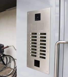 Serie410D dørstation med kamera, displays og læser
