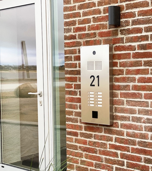 Serie 410 dørstation i rustfrit stål ved indgangen til Vestbryggen