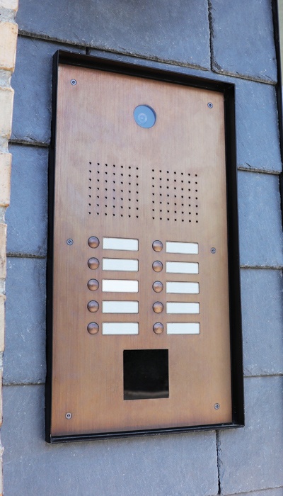Scantron dørstation i bruneret messing