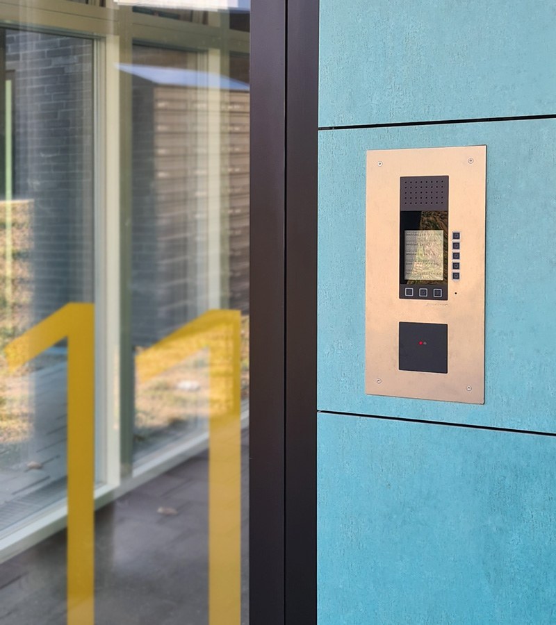 Digital dørstation MIxCompact med adgangskontrol til kollegier og boligforeninger.